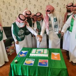 القبض على 3 يمنيين سلبوا أحد المارة مقتنياته تحت تهديد السلاح في الرياض