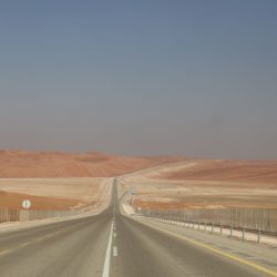 وزير العمل والتنمية الاجتماعية بالبحرين يكرم مريان الصالح قائدة فريق في التطوعي