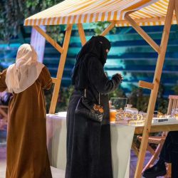 القبض  على مقيمَيْن ظهرا في مقطع فيديو يتباهيان بتعاطي المخدرات