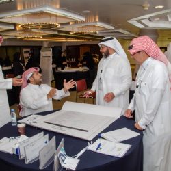 أمين الشرقية يناقش أهم السياسات والمعايير التطويرية البلدية مع مسؤولي الوزارة