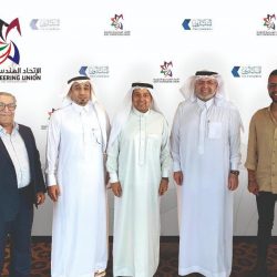 بلدية بقيق توزع قبعات المظلة على طواقم العمل ميدانياً