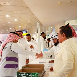 بالصور : وزير الداخلية يتفقد سير العمل في مركز القيادة والسيطرة لأمن الحج بمقر الأمن العام في مشعر منى