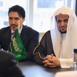 منسوبي المحكمة العامة بخميس مشيط يكرمون امين عام المحكمة ال مطشش
