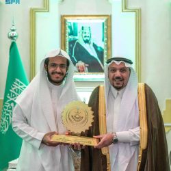 أمير القصيم يكرم الفائزان بجوائز عالمية