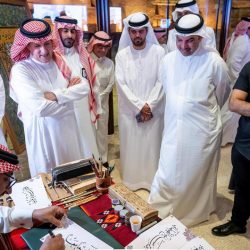 منحوتة لشاهين بنقوش عربية.. تُلفت زوار معرض الصقور والصيد السعودي الدولي 2023