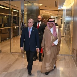 نائب أمير المنطقة الشرقية يختتم زيارته لمحافظة الأحساء بزيارة مجالس المسئولين والأهالي