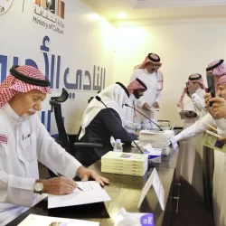 أمير تبوك يستقبل مدير محطة الخطوط السعودية بالمنطقة