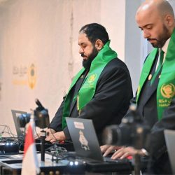 الأمير عبدالعزيز بن سعود يزور المسجد النبوي ويؤدي الصلاة في الروضة الشريفة