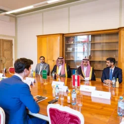 وزير الصناعة والثروة المعدنية يلتقي الرئيس التنفيذي لاتحاد الصناعات الدنماركية ويترأس اجتماع الطاولة المستديرة