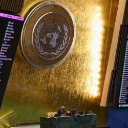 الدولار يهبط مع تراجع التضخم واليورو عند ذروة 4 سنوات