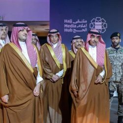 القبض على مقيم لنشره إعلانات موجهة لحاملي تأشيرات الزيارة بإيهامهم بالحج دون تصريح وإيواء (14) مخالفًا في مبنى سكني بمدينة مكة المكرمة