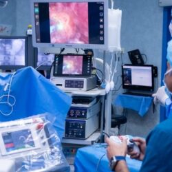 نجاح عملية فصل التوأم الملتصق الجامايكي “أزاريا وأزورا إيلسون” بعد عملية جراحية معقدة استغرقت (5) ساعات