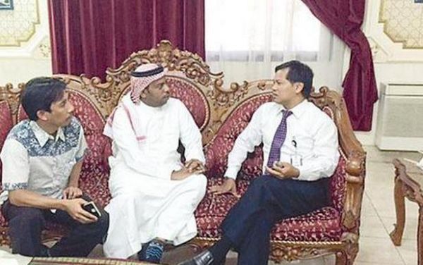 بالصور.. فهد بن سلطان يرفع علامة النصر ويلتقط الصور مع الأهالي باحتفالات اليوم الوطني