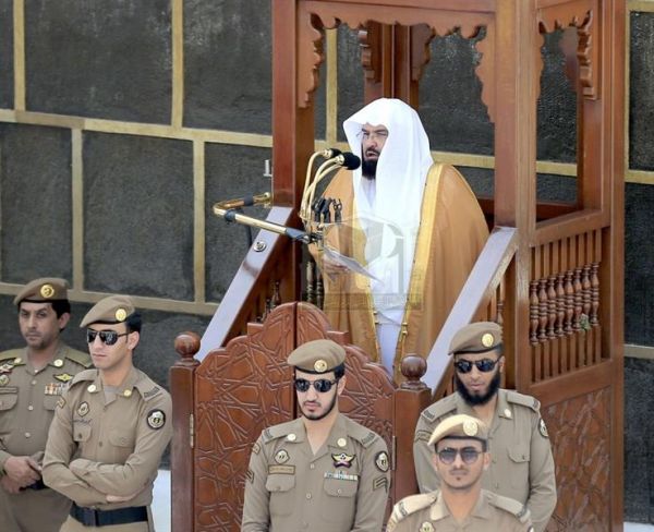 بالصور.. الطفل مبتكر”الساعة المتفجرة” يصل المملكة لأداء العمرة