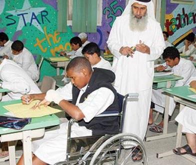 فيديو لمعلم يوقظ تلميذين نائمين بالفصل يثير جدلاً بين مؤيدين ورافضين لطريقته