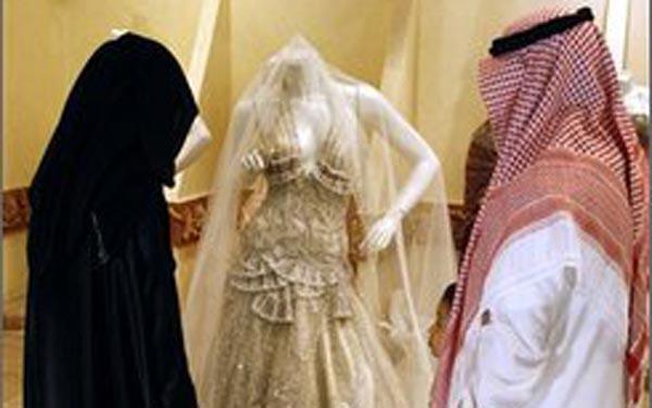 مواطنون يتحدثون عن أوضاع مزرية يعيشها عمال نظافة بعسير.. وأمانة المنطقة تفند