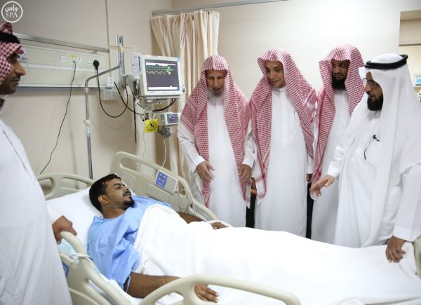 فيصل بن سلمان يزور المصابين من رجال الامن في حادثة الحرم النبوي