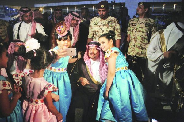 سعوديات يستخدمن وسائل التواصل الاجتماعي لصيانة اجهزة الجوال للسيدات