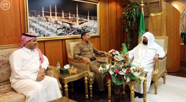 امير عسير يؤدي صلاة الميت على العريف السلولي ببيشة