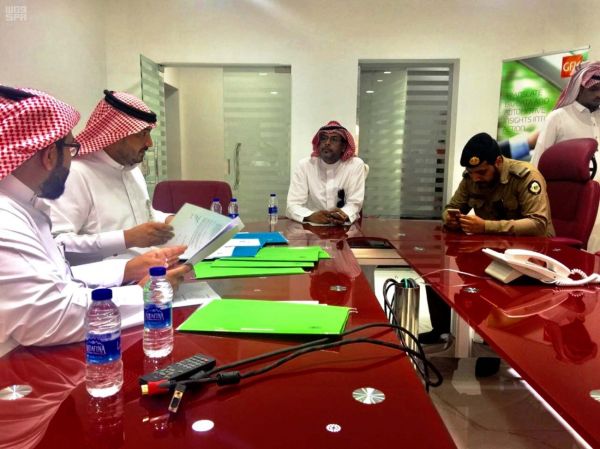 هاشتاق : وزير_الخدمه_يعين_ابنه_21_الف يكشف تجاوزات مالية و إدارية