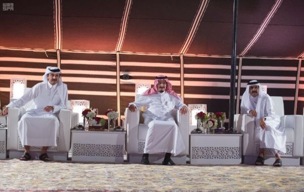 وزير الثقافة والإعلام يلتقي الوفد الإعلامي المرافق لخادم الحرمين الشريفين