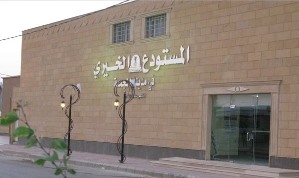خادم الحرمين يتسلم الرقم الأول من الاصدار السادس للعملة الورقية