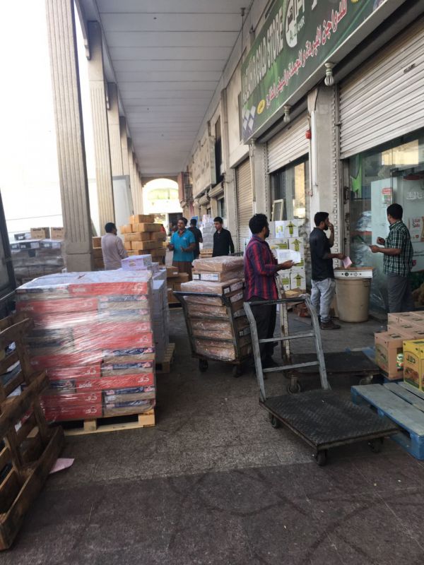 اعضاء الوفد الإماراتي بالجنادية يؤدون لعبة المزمار ببيت مكة