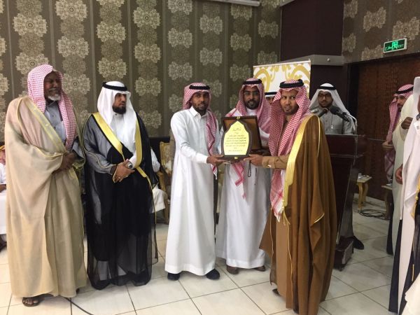 العقيد علي المنتشري يكرم الزميل الإعلامي عمر الشيخ