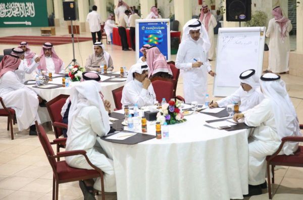 إخماد حريق هائل وقع بإحدى المستودعات الممتلئ بالأثاث بمكة