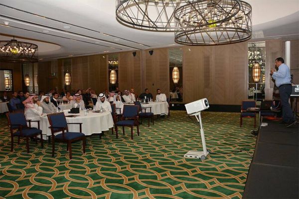 بلدية العزيزية تكثف حملتها على الظواهر السلبية وتغلق 17 محلاً تجارياً