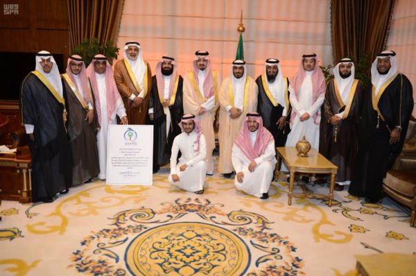 أشبال المعرفة يطمسون الكتابات على جدران