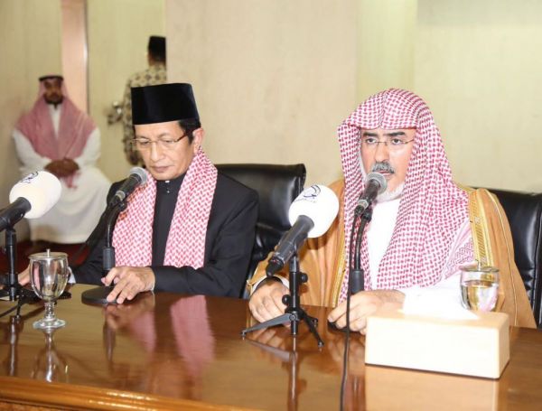 مشعل بن ماجد يفتتح ويتجول بالقافلة التعريفية بمعرض الملك عبدالله في جدة