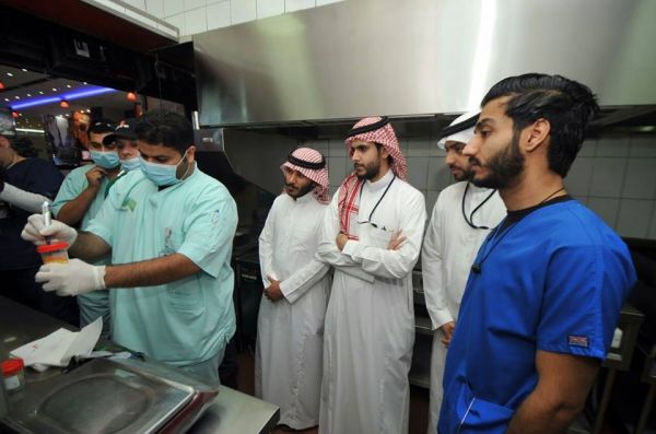 المطرفي يقلد الضباط ( القرشي والعصيمي ) رتبهم الجديدة