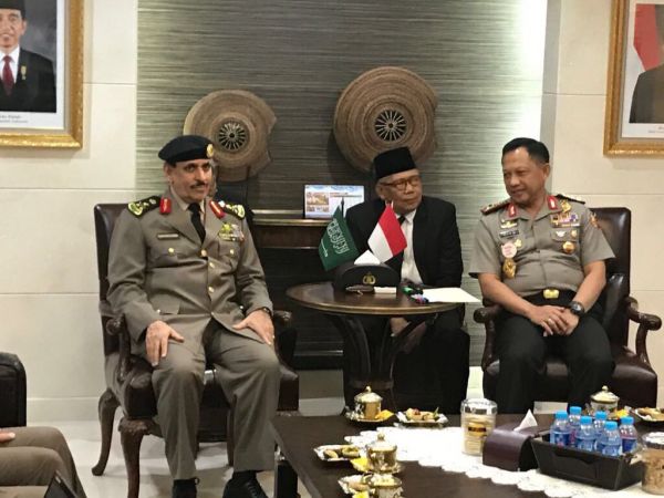 التجارة تطيح بعمالة مخالفة تمتهن إعادة تعبئة الزيوت المغشوشة