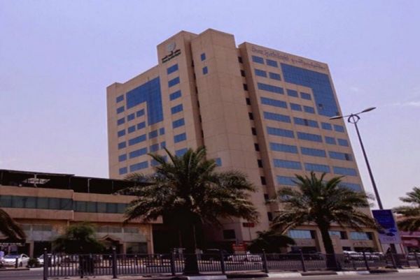 السيطرة على حريق في أحد المستودعات بمكة