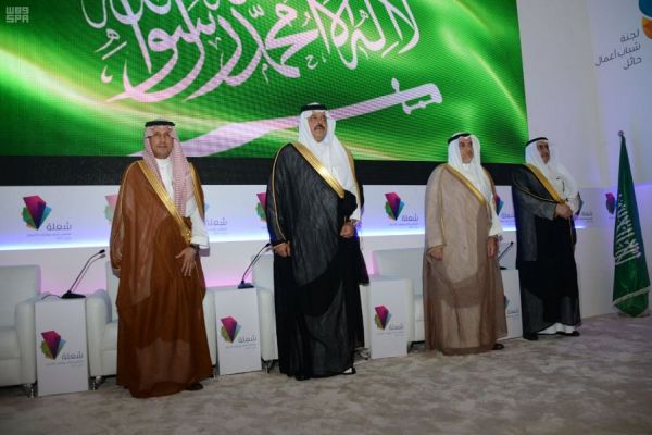مدني تبوك ينقذ عامل بعد احتجازه في انهيار رملي