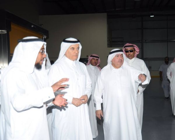 نائب وزير الصحة  يطلع على منتجات شركة وادي مكة للتقنية