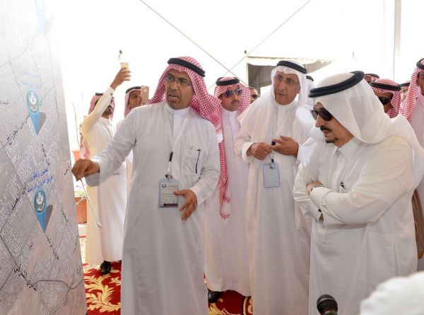 مجلس الشرقية الإجتماعي يوزع مراوح يدوية على العمال في يومهم العالمي