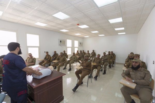ميلشيا الحوثي تفتح معسكرات لتجنيد عشرات النساء وتجمع معلومات عن المواطنين لابتزازهم