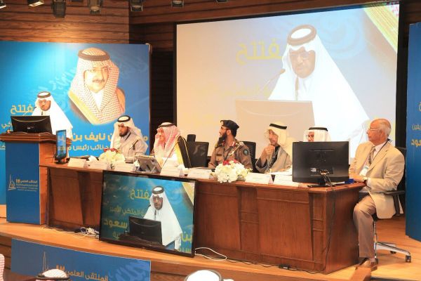 رئيس قسم الإعلام بام القرى يفتتح معرض زوايا إعلامية
