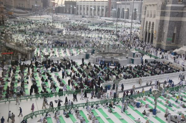 بلدية بقيق ترفع أعمدة الإنارة بسبب موجة الغبار