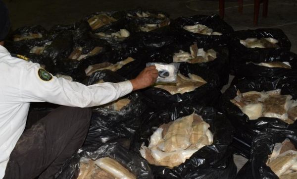 مركز الملك سلمان للإغاثة يوزع وجبات الافطار على اللاجئين السوريين بلبنان