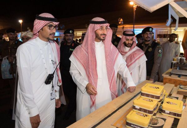 أمير القصيم يكرم أبو الجدايل