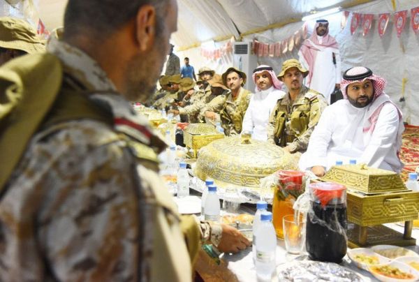 اللواء المطرفي يحفز الضباط والأفراد ويتناول طعام الإفطار معهم
