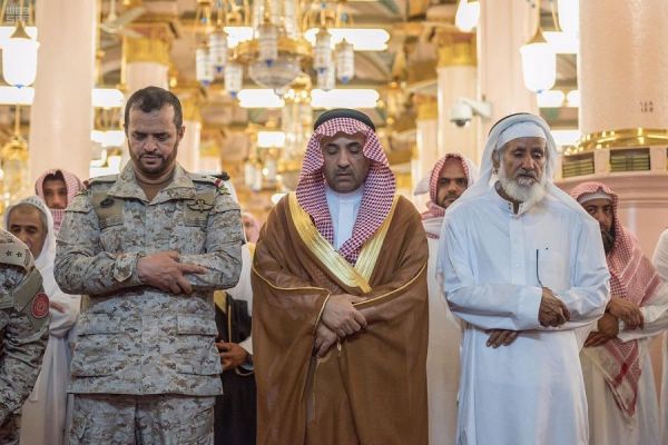 إدارة خدمات المستفيدين برئاسة الحرمين توزع الهدايا على ضيوف الرحمن