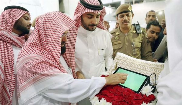 إدارة الساحات بالمسجد الحرام تسخر امكاناتها لتقديم لخدمة الزوار والمعتمرين