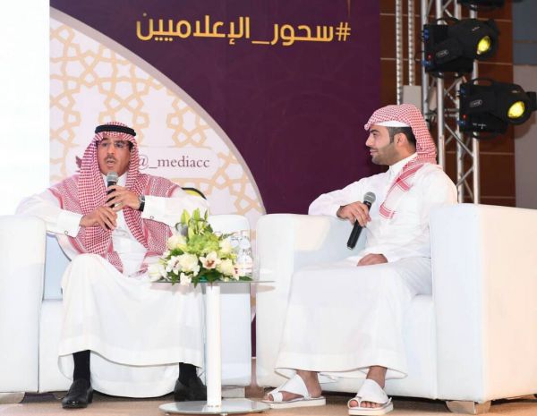 الجبير يصل مسقط ويلتقي الوزير يوسف بن علوي
