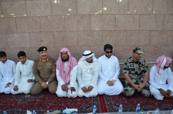الامير  بن جلوي يكرم الزميل زهير الغزال