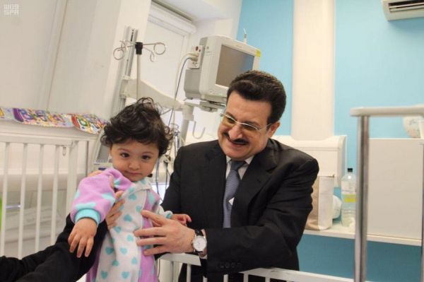 أمير نجران يعايد منسوبي الإمارة