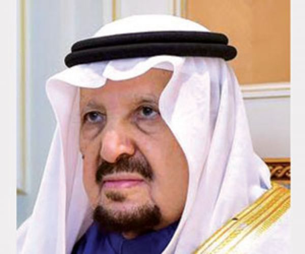 خادم الحرمين يؤدي صلاة الميت على الأمير عبدالرحمن بن عبدالعزيز